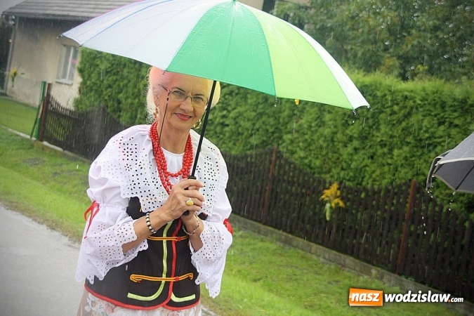 Zdjęcie w galerii na portalu naszwodzislaw.com: Dożynki 2016 – potężny korowód przejechał przez Bełsznicę  wiadomości z regionu