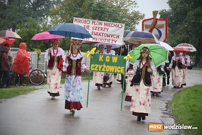 Zdjęcie w galerii na portalu naszwodzislaw.com: Dożynki 2016 – potężny korowód przejechał przez Bełsznicę  wiadomości z regionu