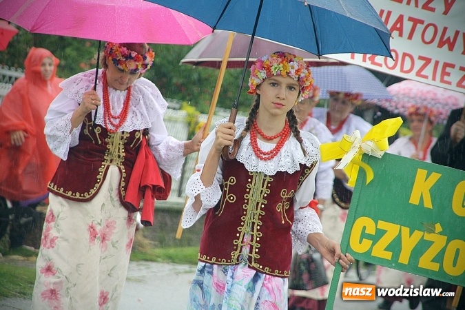 Zdjęcie w galerii na portalu naszwodzislaw.com: Dożynki 2016 – potężny korowód przejechał przez Bełsznicę  wiadomości z regionu