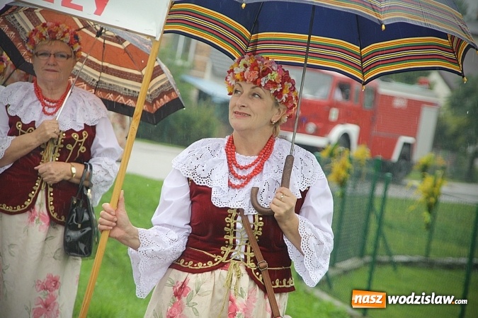 Zdjęcie w galerii na portalu naszwodzislaw.com: Dożynki 2016 – potężny korowód przejechał przez Bełsznicę  wiadomości z regionu