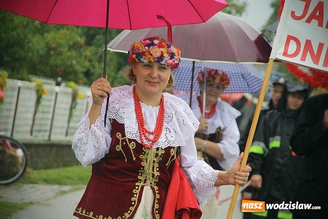 Zdjęcie w galerii na portalu naszwodzislaw.com: Dożynki 2016 – potężny korowód przejechał przez Bełsznicę  wiadomości z regionu