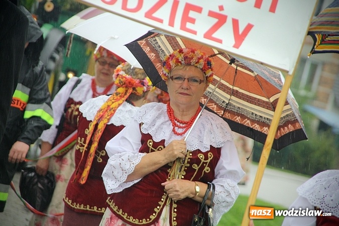 Zdjęcie w galerii na portalu naszwodzislaw.com: Dożynki 2016 – potężny korowód przejechał przez Bełsznicę  wiadomości z regionu