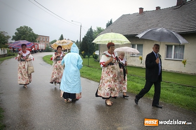 Zdjęcie w galerii na portalu naszwodzislaw.com: Dożynki 2016 – potężny korowód przejechał przez Bełsznicę  wiadomości z regionu