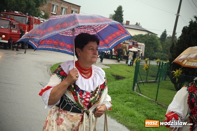 Zdjęcie w galerii na portalu naszwodzislaw.com: Dożynki 2016 – potężny korowód przejechał przez Bełsznicę  wiadomości z regionu