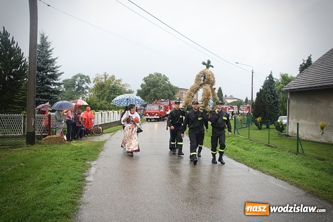 Zdjęcie w galerii na portalu naszwodzislaw.com: Dożynki 2016 – potężny korowód przejechał przez Bełsznicę  wiadomości z regionu