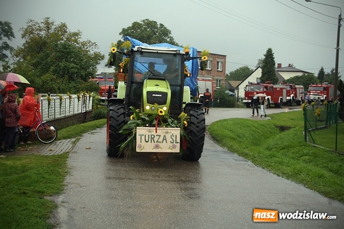 Zdjęcie w galerii na portalu naszwodzislaw.com: Dożynki 2016 – potężny korowód przejechał przez Bełsznicę  wiadomości z regionu