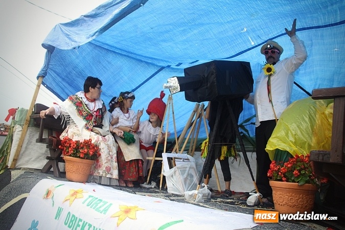 Zdjęcie w galerii na portalu naszwodzislaw.com: Dożynki 2016 – potężny korowód przejechał przez Bełsznicę  wiadomości z regionu