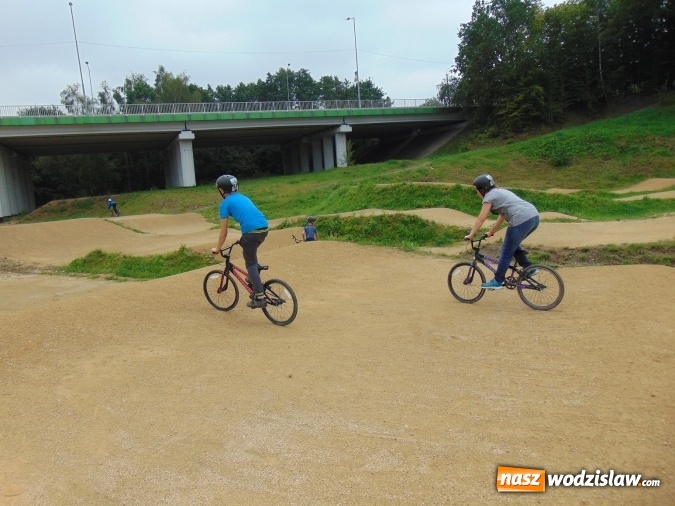 Zdjęcie w galerii na portalu naszwodzislaw.com: Uczestniczą w warsztatach rowerowych BMX wiadomości z regionu