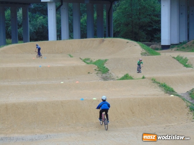 Zdjęcie w galerii na portalu naszwodzislaw.com: Uczestniczą w warsztatach rowerowych BMX wiadomości z regionu