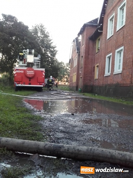 Zdjęcie w galerii na portalu naszwodzislaw.com: Tragiczny pożar w Olzie. Zapaliło się poddasze jednego z bloków  wiadomości z regionu