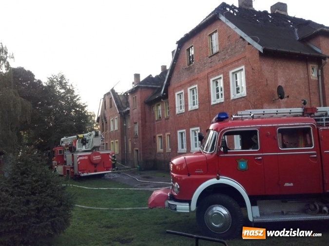 Zdjęcie w galerii na portalu naszwodzislaw.com: Tragiczny pożar w Olzie. Zapaliło się poddasze jednego z bloków  wiadomości z regionu