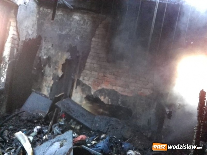 Zdjęcie w galerii na portalu naszwodzislaw.com: Tragiczny pożar w Olzie. Zapaliło się poddasze jednego z bloków  wiadomości z regionu