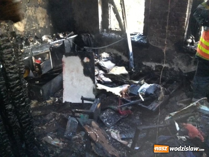 Zdjęcie w galerii na portalu naszwodzislaw.com: Tragiczny pożar w Olzie. Zapaliło się poddasze jednego z bloków  wiadomości z regionu