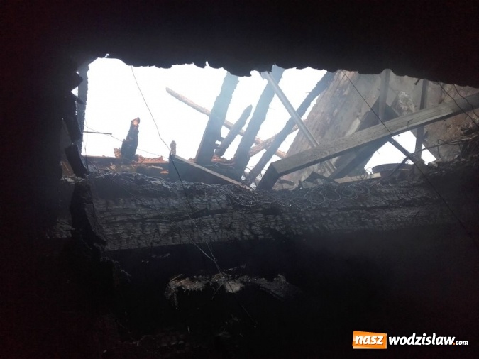 Zdjęcie w galerii na portalu naszwodzislaw.com: Tragiczny pożar w Olzie. Zapaliło się poddasze jednego z bloków  wiadomości z regionu