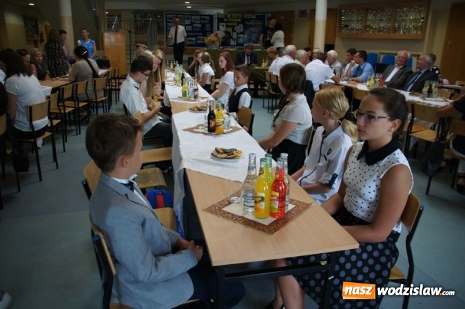 Zdjęcie w galerii na portalu naszwodzislaw.com: Uroczysta Sesja w Gimnazjum w Gołkowicach wiadomości z regionu