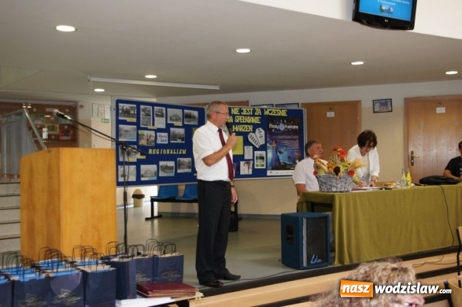 Zdjęcie w galerii na portalu naszwodzislaw.com: Uroczysta Sesja w Gimnazjum w Gołkowicach wiadomości z regionu