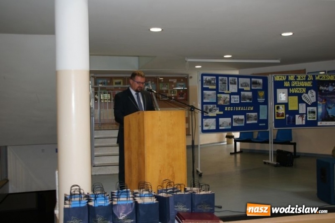 Zdjęcie w galerii na portalu naszwodzislaw.com: Uroczysta Sesja w Gimnazjum w Gołkowicach wiadomości z regionu