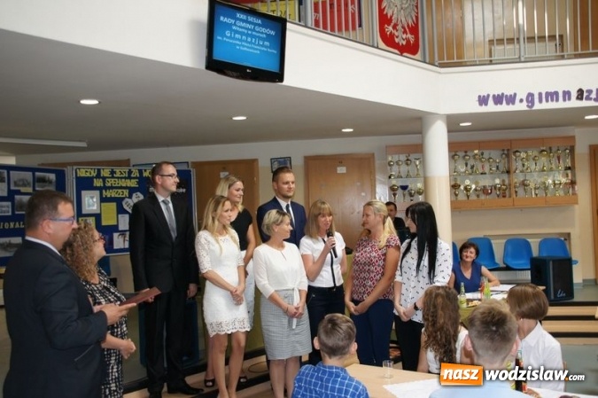 Zdjęcie w galerii na portalu naszwodzislaw.com: Uroczysta Sesja w Gimnazjum w Gołkowicach wiadomości z regionu