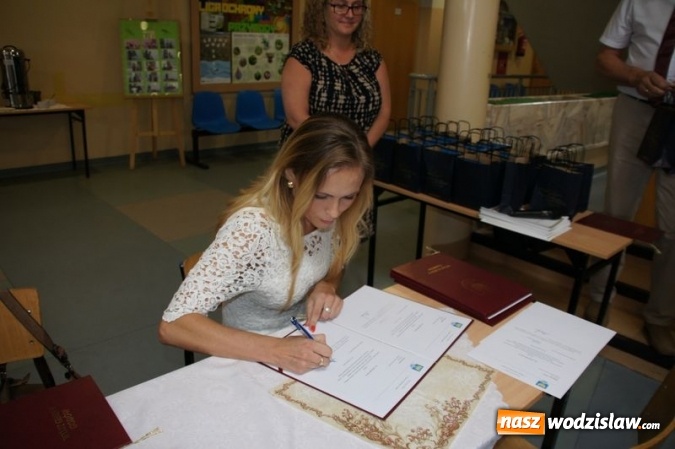 Zdjęcie w galerii na portalu naszwodzislaw.com: Uroczysta Sesja w Gimnazjum w Gołkowicach wiadomości z regionu