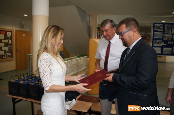 Zdjęcie w galerii na portalu naszwodzislaw.com: Uroczysta Sesja w Gimnazjum w Gołkowicach wiadomości z regionu