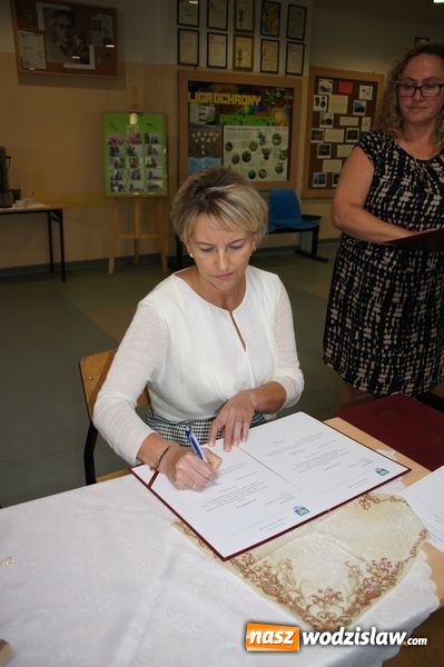 Zdjęcie w galerii na portalu naszwodzislaw.com: Uroczysta Sesja w Gimnazjum w Gołkowicach wiadomości z regionu