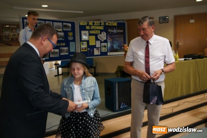 Zdjęcie w galerii na portalu naszwodzislaw.com: Uroczysta Sesja w Gimnazjum w Gołkowicach wiadomości z regionu
