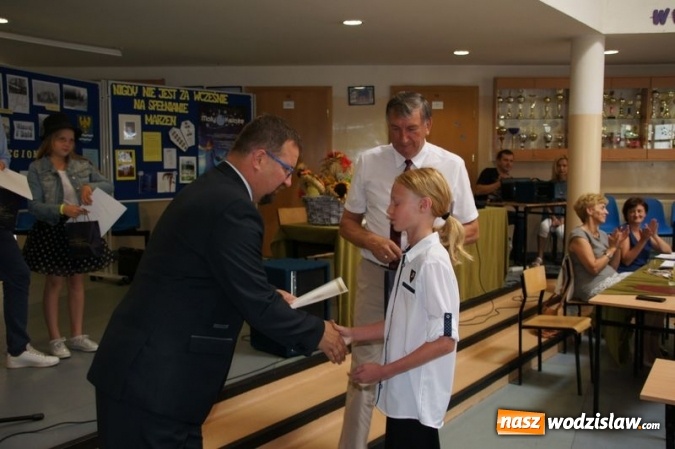 Zdjęcie w galerii na portalu naszwodzislaw.com: Uroczysta Sesja w Gimnazjum w Gołkowicach wiadomości z regionu