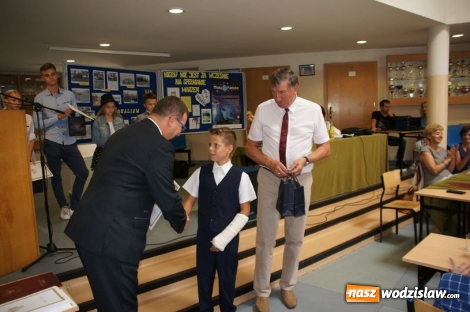 Zdjęcie w galerii na portalu naszwodzislaw.com: Uroczysta Sesja w Gimnazjum w Gołkowicach wiadomości z regionu