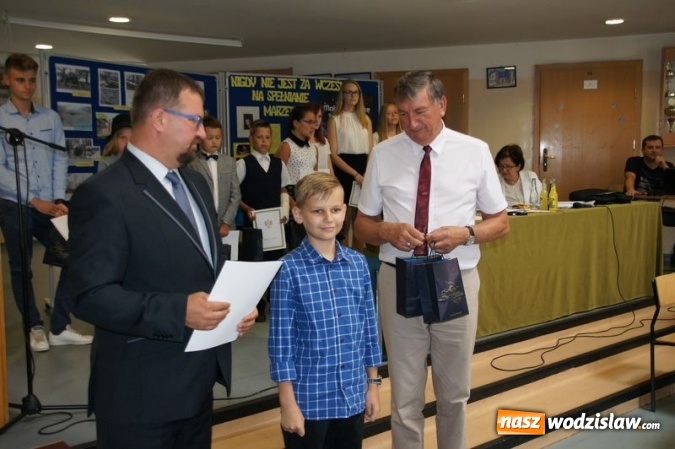 Zdjęcie w galerii na portalu naszwodzislaw.com: Uroczysta Sesja w Gimnazjum w Gołkowicach wiadomości z regionu