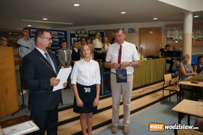 Zdjęcie w galerii na portalu naszwodzislaw.com: Uroczysta Sesja w Gimnazjum w Gołkowicach wiadomości z regionu