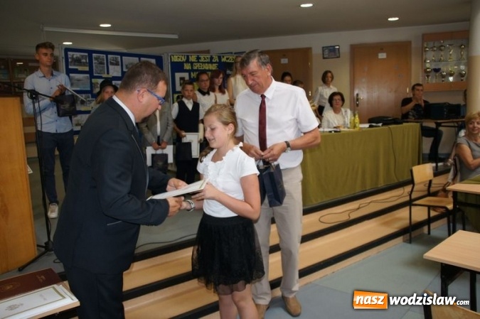 Zdjęcie w galerii na portalu naszwodzislaw.com: Uroczysta Sesja w Gimnazjum w Gołkowicach wiadomości z regionu