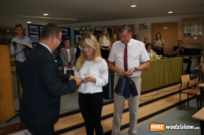 Zdjęcie w galerii na portalu naszwodzislaw.com: Uroczysta Sesja w Gimnazjum w Gołkowicach wiadomości z regionu