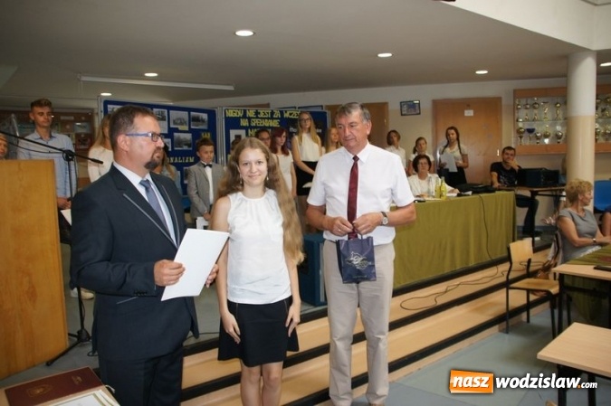 Zdjęcie w galerii na portalu naszwodzislaw.com: Uroczysta Sesja w Gimnazjum w Gołkowicach wiadomości z regionu