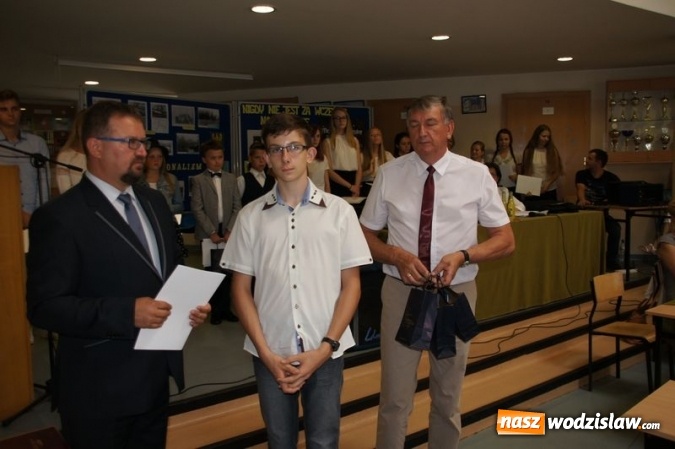 Zdjęcie w galerii na portalu naszwodzislaw.com: Uroczysta Sesja w Gimnazjum w Gołkowicach wiadomości z regionu