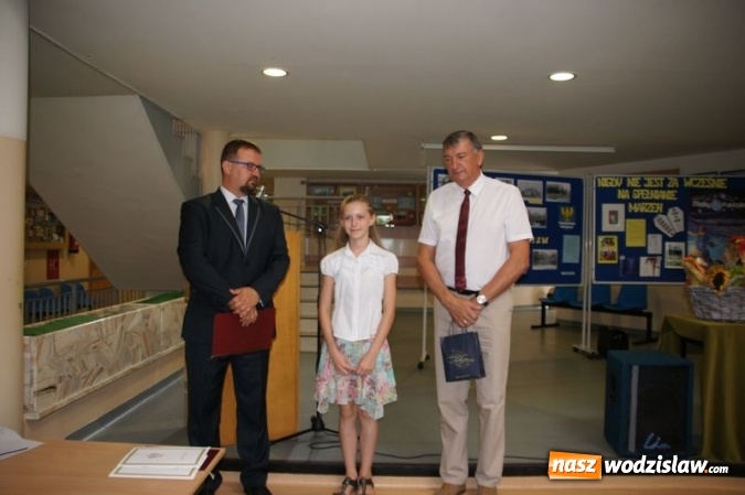 Zdjęcie w galerii na portalu naszwodzislaw.com: Uroczysta Sesja w Gimnazjum w Gołkowicach wiadomości z regionu