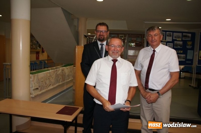 Zdjęcie w galerii na portalu naszwodzislaw.com: Uroczysta Sesja w Gimnazjum w Gołkowicach wiadomości z regionu