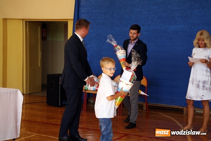 Zdjęcie w galerii na portalu naszwodzislaw.com: Tyty od prezydenta na rozpoczęcie roku szkolnego wiadomości z regionu