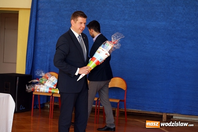 Zdjęcie w galerii na portalu naszwodzislaw.com: Tyty od prezydenta na rozpoczęcie roku szkolnego wiadomości z regionu