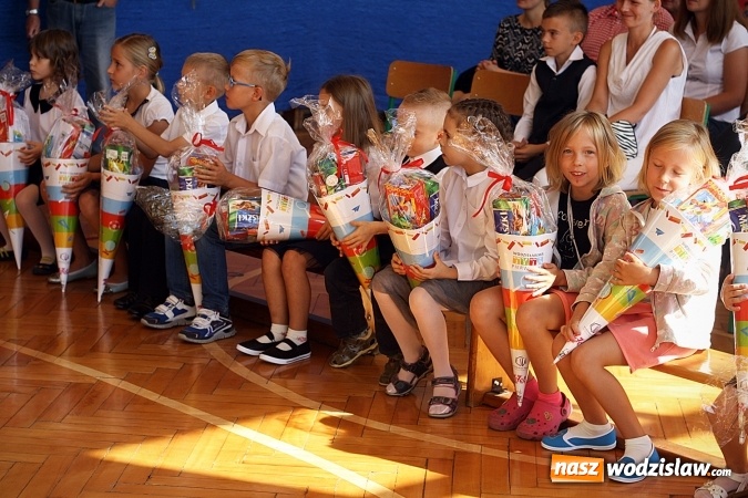 Zdjęcie w galerii na portalu naszwodzislaw.com: Tyty od prezydenta na rozpoczęcie roku szkolnego wiadomości z regionu