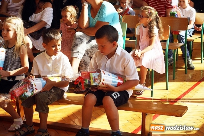 Zdjęcie w galerii na portalu naszwodzislaw.com: Tyty od prezydenta na rozpoczęcie roku szkolnego wiadomości z regionu