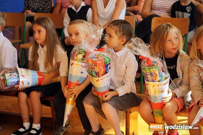 Zdjęcie w galerii na portalu naszwodzislaw.com: Tyty od prezydenta na rozpoczęcie roku szkolnego wiadomości z regionu