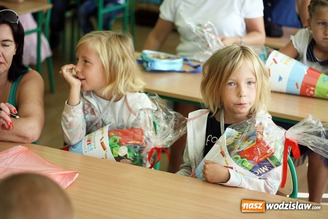 Zdjęcie w galerii na portalu naszwodzislaw.com: Tyty od prezydenta na rozpoczęcie roku szkolnego wiadomości z regionu