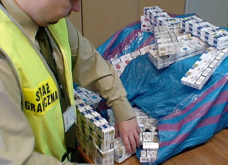 Zdjęcie w galerii na portalu naszwodzislaw.com: Wiozła 900 paczek papierosów z przemytu wiadomości z regionu