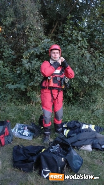 Zdjęcie w galerii na portalu naszwodzislaw.com: Nieboczowy: Łabędź zaplątał się w żyłkę wędkarską. Na pomoc ruszyli strażacy  wiadomości z regionu