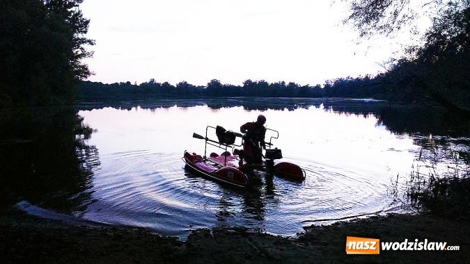 Zdjęcie w galerii na portalu naszwodzislaw.com: Nieboczowy: Łabędź zaplątał się w żyłkę wędkarską. Na pomoc ruszyli strażacy  wiadomości z regionu