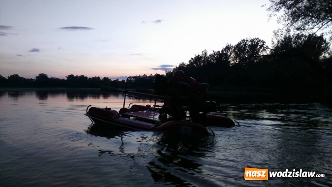 Zdjęcie w galerii na portalu naszwodzislaw.com: Nieboczowy: Łabędź zaplątał się w żyłkę wędkarską. Na pomoc ruszyli strażacy  wiadomości z regionu