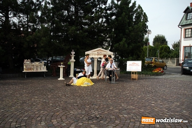 Zdjęcie w galerii na portalu naszwodzislaw.com: Narodowe Czytanie na rydułtowskim rynku  wiadomości z regionu