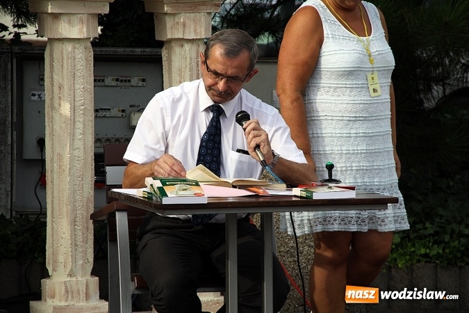 Zdjęcie w galerii na portalu naszwodzislaw.com: Narodowe Czytanie na rydułtowskim rynku  wiadomości z regionu