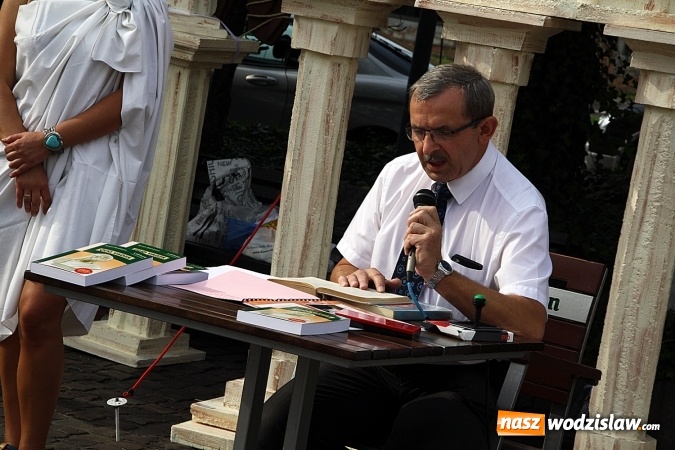 Zdjęcie w galerii na portalu naszwodzislaw.com: Narodowe Czytanie na rydułtowskim rynku  wiadomości z regionu