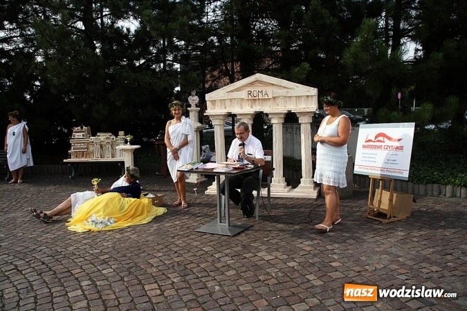 Zdjęcie w galerii na portalu naszwodzislaw.com: Narodowe Czytanie na rydułtowskim rynku  wiadomości z regionu